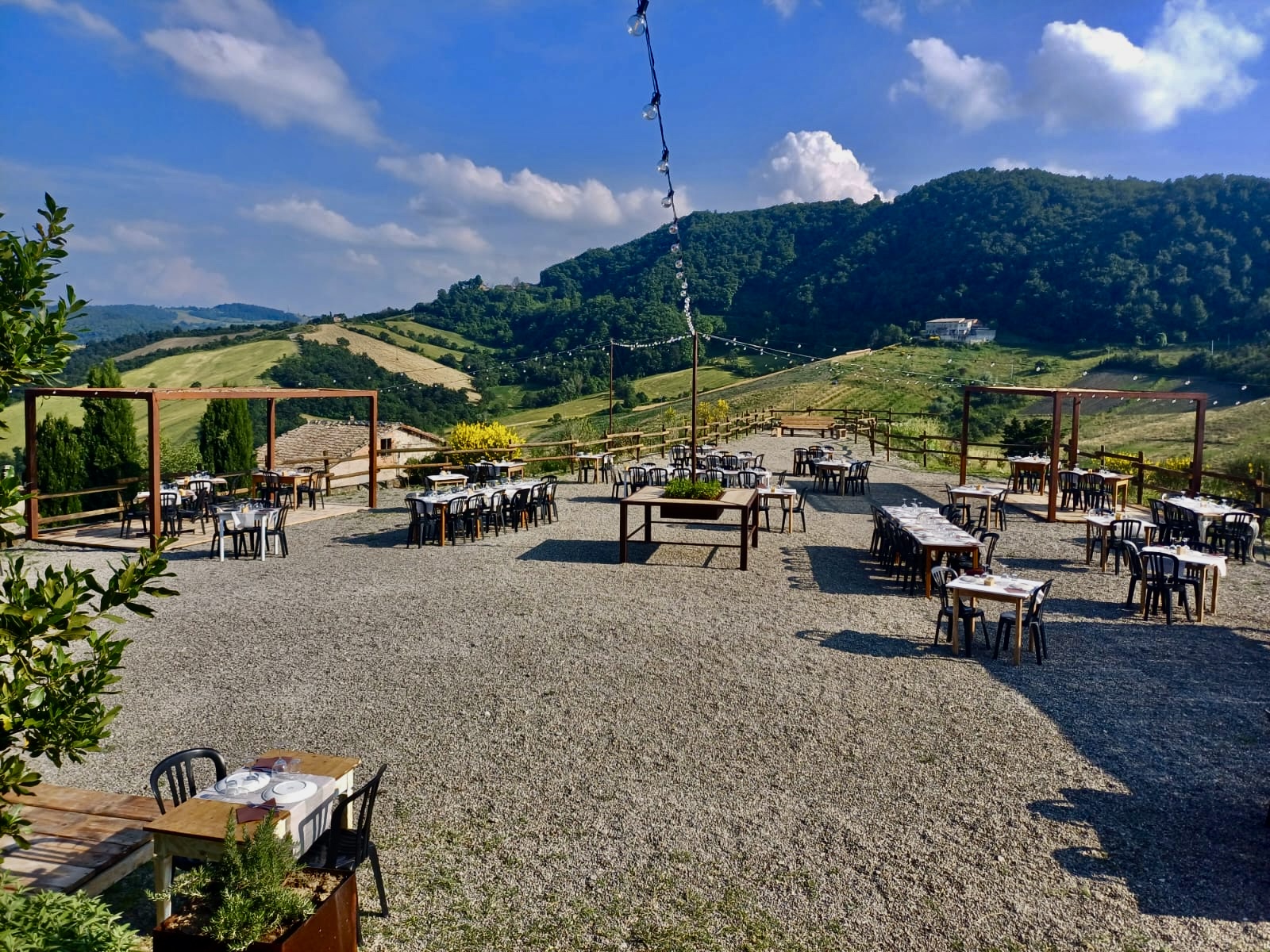 Area esterna Fattoria Rossi Canossa